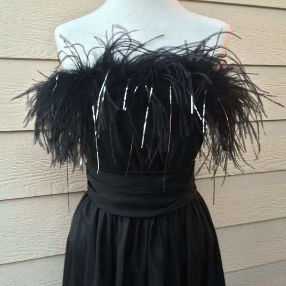 Roberta California Vintage Black Feathered Gown - Picture 6 of 7